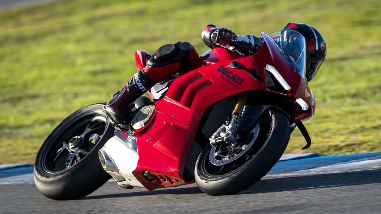 Ducati Panigale V4 2023 : les mises à jour électroniques améliorent les performances et le confort